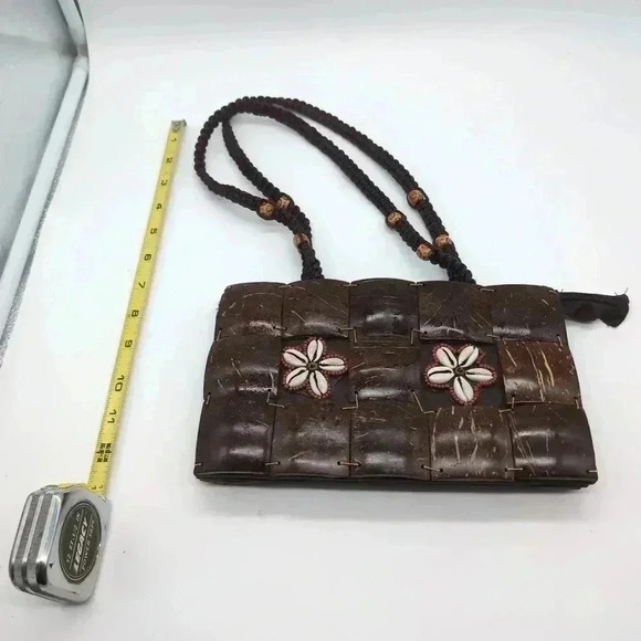 Coco Coconut Shell purse with cowrie shell flowers - Picture 3 of 5